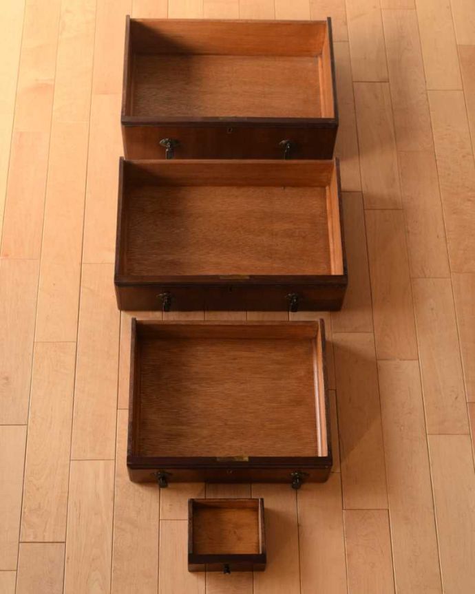 ビューロー　アンティーク家具　英国輸入のオシャレなアンティーク家具のライティングビューロー。普段の主役は収納たっぷりのチェストデスクとして使わない時も、たっぷりの引き出し収納が付いたビューローはチェストとして使えます。(k-2246-f)