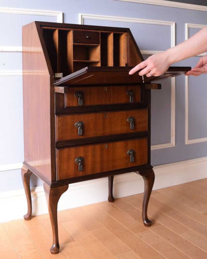 ビューロー　アンティーク家具　英国輸入のオシャレなアンティーク家具のライティングビューロー。あっという間に簡単デスクビューロー部分の扉を前に倒すだけで、デスクが登場！もちろん女性でも簡単です。(k-2246-f)