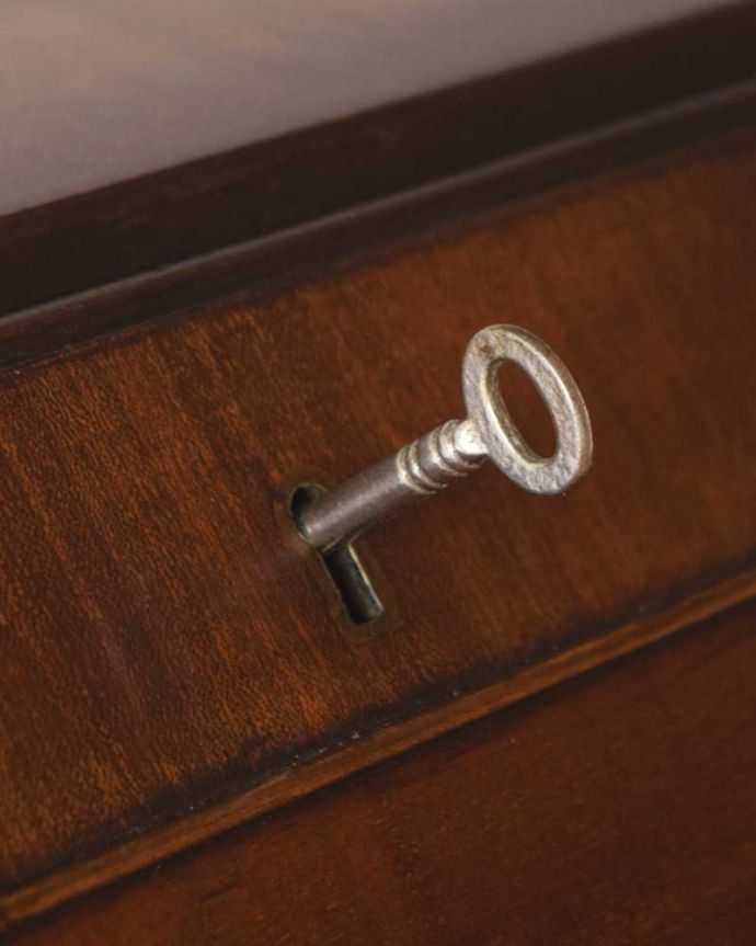 ビューロー　アンティーク家具　英国輸入のオシャレなアンティーク家具のライティングビューロー。ビューロー部分もカギで開け閉めデスクになる扉もカギで開け閉め出来るから、クルっと回す度になんだかワクワクしちゃうんです。(k-2246-f)
