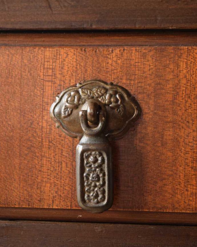 ビューロー　アンティーク家具　英国輸入のオシャレなアンティーク家具のライティングビューロー。いろんな場所にアンティークらしさ取っ手もアンティークらしいこだわったデザイン。(k-2246-f)