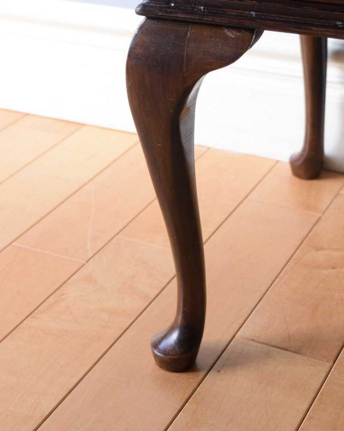 ビューロー　アンティーク家具　英国輸入のオシャレなアンティーク家具のライティングビューロー。女性１人でラクラ運べちゃうんですHandleのアンティークは、脚の裏にフェルトキーパーをお付けしています。(k-2246-f)