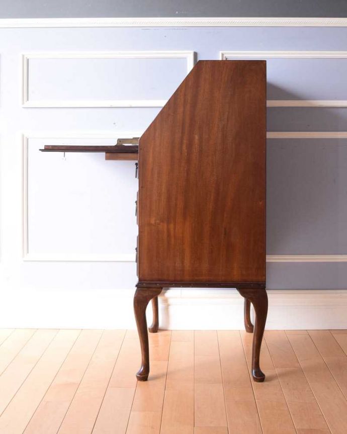 ビューロー　アンティーク家具　英国輸入のオシャレなアンティーク家具のライティングビューロー。横から見ても素敵なんですもちろん、横から見られてもいいようにキレイに仕上げてあります。(k-2246-f)