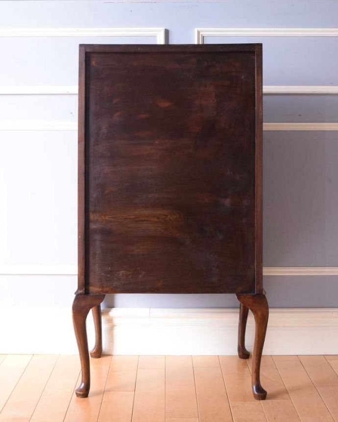 ビューロー　アンティーク家具　英国輸入のオシャレなアンティーク家具のライティングビューロー。後ろ姿もキレイですアンティークは新品ではないので、もちろん経年変化によるキズはありますが、見えない所も専門の職人がしっかり修復しました。(k-2246-f)