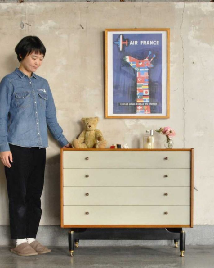 G-PLAN(Gプラン)　アンティーク家具　英国ヴィンテージ家具、G-PLANのお洒落なローチェスト(サニーオーク＆チャイニーズホワイト)。スッキリとしたカッコよさが魅力北欧スタイルのチェストは、やっぱり見た目がカッコいい！シンプルなのでどんなお部屋にも似合います。(k-2248-f)