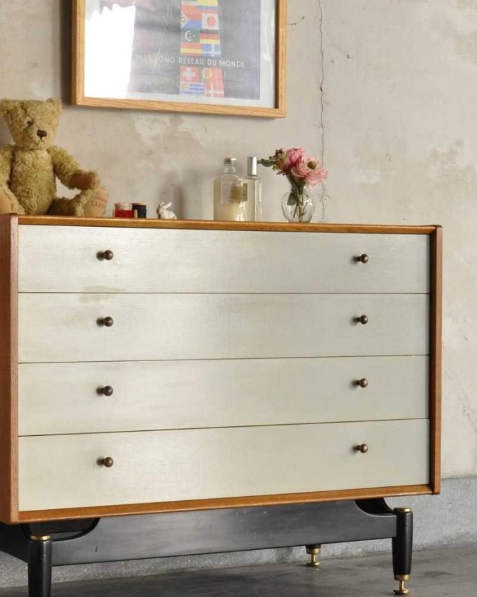 G-PLAN(Gプラン)　アンティーク家具　英国ヴィンテージ家具、G-PLANのお洒落なローチェスト(サニーオーク＆チャイニーズホワイト)。見えない所もこだわっていますヴィンテージの家具は年代が若いので簡単な修復だけでも使えちゃうんだけれど、長く使って頂けるように、見えない部分もしっかりこだわって修復しています。(k-2248-f)