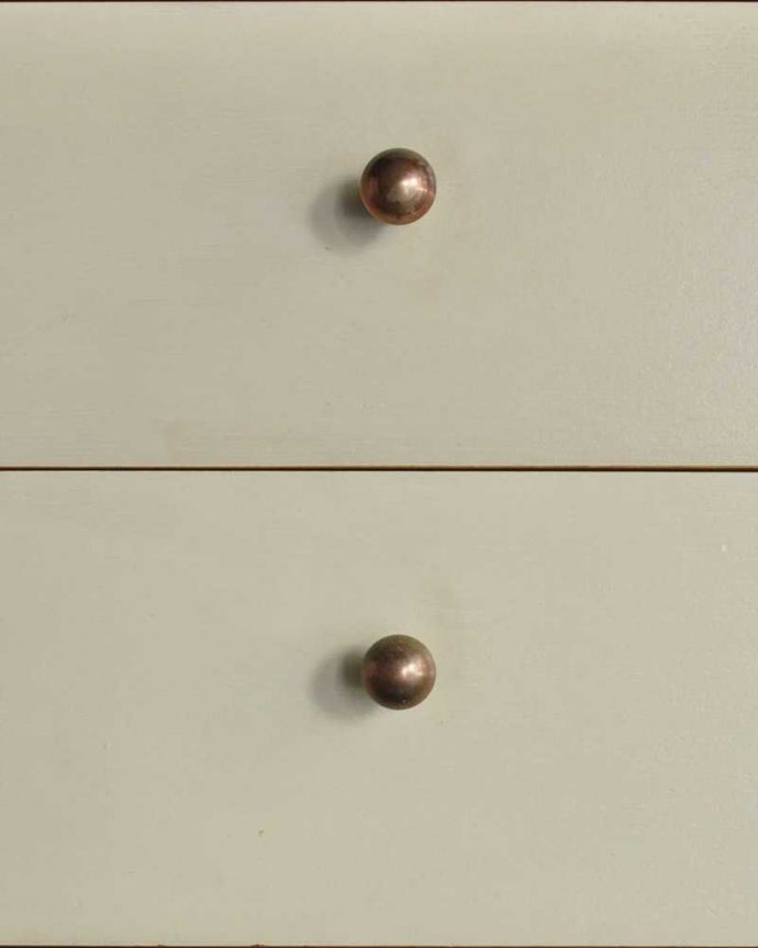 G-PLAN(Gプラン)　アンティーク家具　英国ヴィンテージ家具、G-PLANのお洒落なローチェスト(サニーオーク＆チャイニーズホワイト)。カッコいい取っ手もデザインの一部デザインの一部になっているカッコいい取っ手。(k-2248-f)