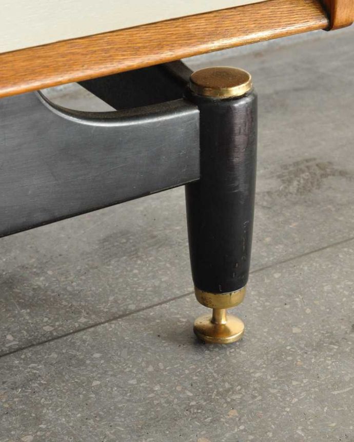 G-PLAN(Gプラン)　アンティーク家具　英国ヴィンテージ家具、G-PLANのお洒落なローチェスト(サニーオーク＆チャイニーズホワイト)。女性1人でラクラク運べちゃう仕掛けHandleのアンティークは、脚の裏にフェルトキーパーをお付けしています。(k-2248-f)