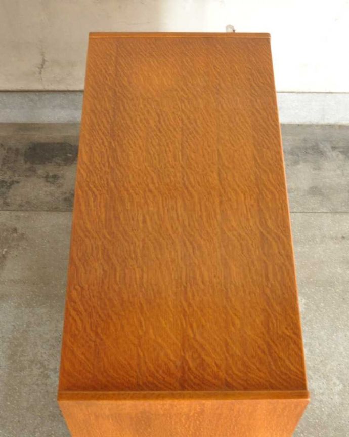 G-PLAN(Gプラン)　アンティーク家具　英国ヴィンテージ家具、G-PLANのお洒落なローチェスト(サニーオーク＆チャイニーズホワイト)。上から見ると･･･天板はこんな感じです。(k-2248-f)