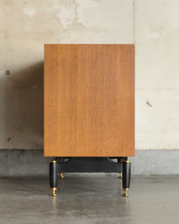 G-PLAN(Gプラン)　アンティーク家具　英国ヴィンテージ家具、G-PLANのお洒落なローチェスト(サニーオーク＆チャイニーズホワイト)。横から見てもスッキリシンプルだからこそ、どこから見てもカッコいいようにしっかりお直ししました。(k-2248-f)