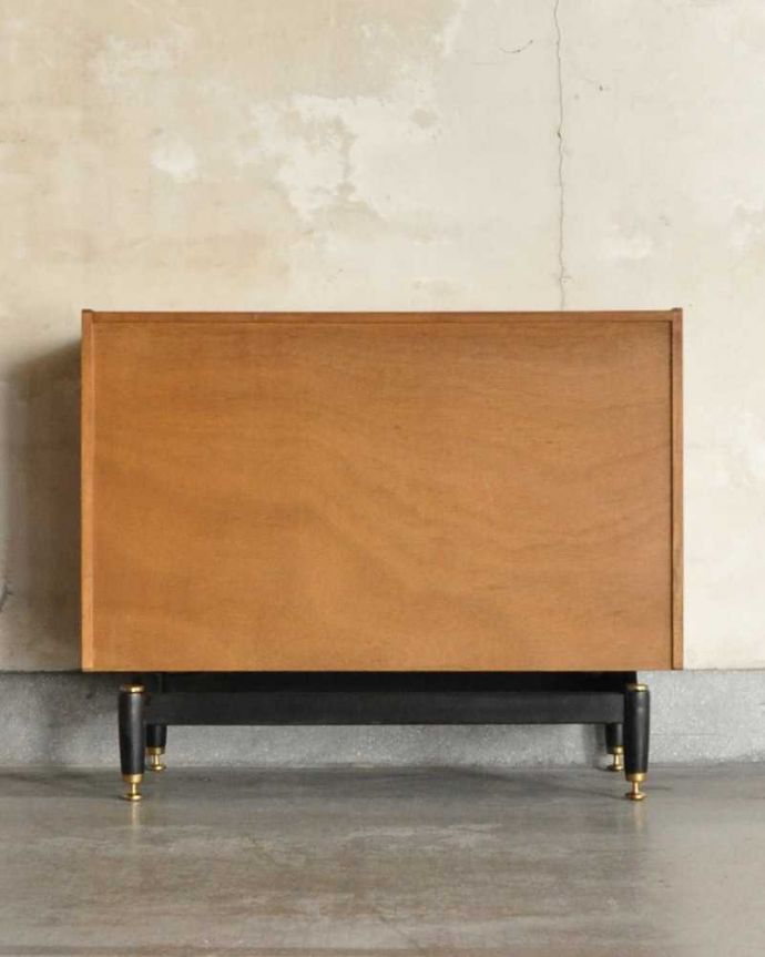 G-PLAN(Gプラン)　アンティーク家具　英国ヴィンテージ家具、G-PLANのお洒落なローチェスト(サニーオーク＆チャイニーズホワイト)。修復してあるので後ろ姿もキレイです。(k-2248-f)