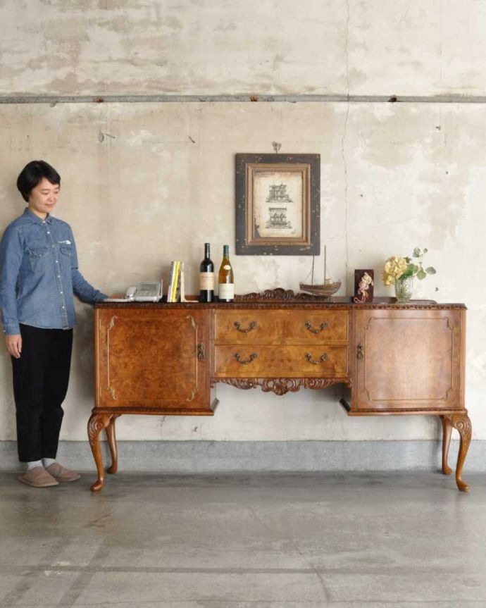 サイドボード　アンティーク家具　猫脚が美しいサイドボード、木目や透かし彫りから高級感溢れる英国アンティーク家具。気品のある大人の佇まいが優雅なサイドボード木目の美しさが際立つ大人のサイドボード。(k-2249-f)