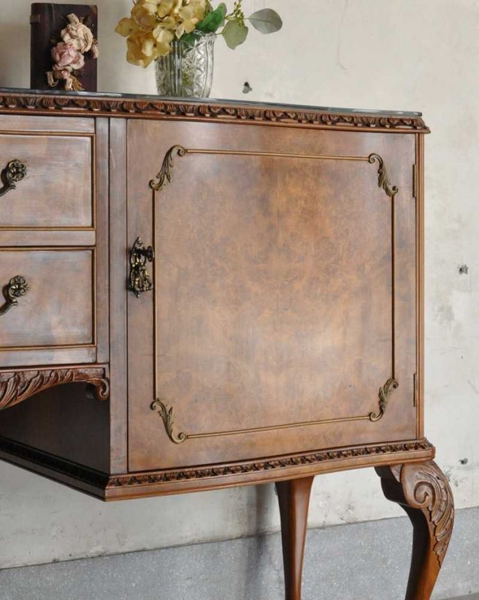 サイドボード　アンティーク家具　猫脚が美しいサイドボード、木目や透かし彫りから高級感溢れる英国アンティーク家具。アンティークだから手に入れることが出来る素材感今の時代、なかなか手に入れることが出来ない木目の美しさにうっとり。(k-2249-f)