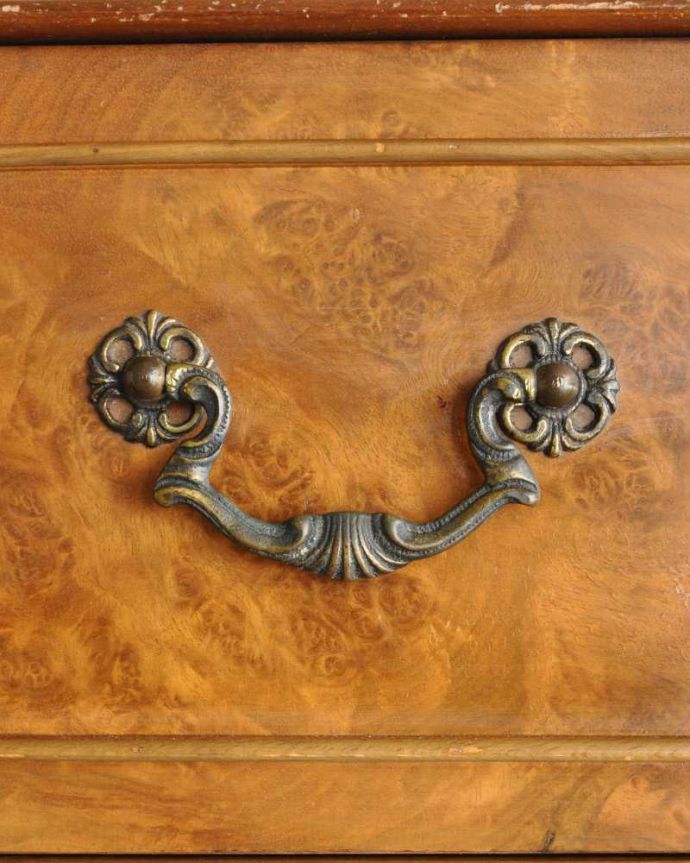 サイドボード　アンティーク家具　猫脚が美しいサイドボード、木目や透かし彫りから高級感溢れる英国アンティーク家具。取っ手にまでアンティークらしさ時間の流れが感じられる凝ったデザインの味わい深い取っ手。(k-2249-f)