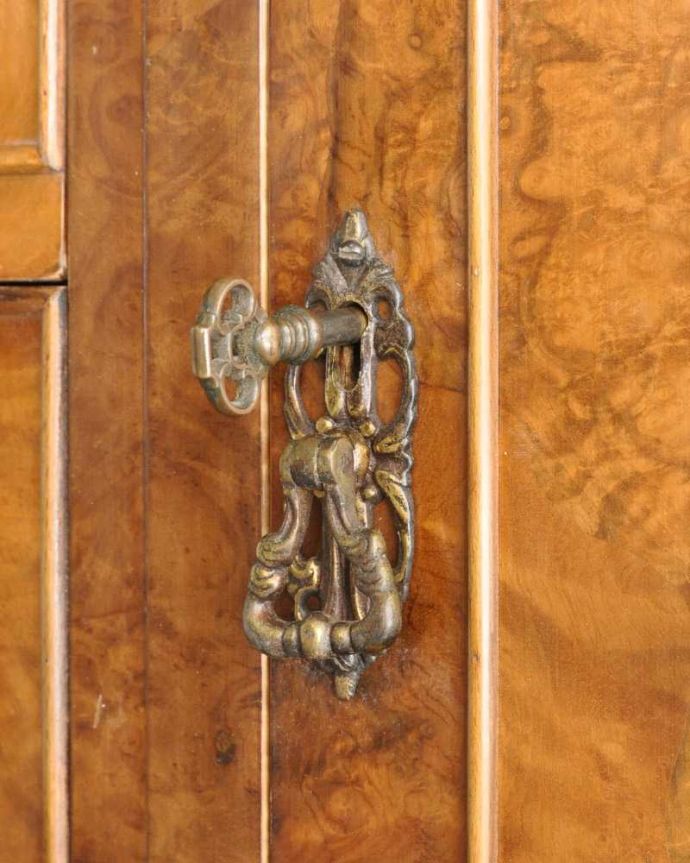 サイドボード　アンティーク家具　猫脚が美しいサイドボード、木目や透かし彫りから高級感溢れる英国アンティーク家具。小さなパーツにもこだわりが取っ手だけを見ても現代の家具より質感がいいのがわかります。(k-2249-f)