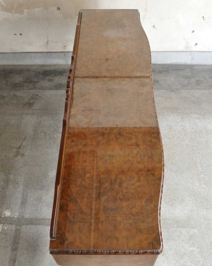 サイドボード　アンティーク家具　猫脚が美しいサイドボード、木目や透かし彫りから高級感溢れる英国アンティーク家具。天板にガラスが乗っています。(k-2249-f)