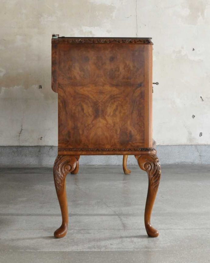 サイドボード　アンティーク家具　猫脚が美しいサイドボード、木目や透かし彫りから高級感溢れる英国アンティーク家具。もちろん横から見てもステキ横顔にだって妥協しません。(k-2249-f)