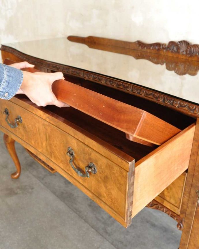 サイドボード　アンティーク家具　猫脚が美しいサイドボード、木目や透かし彫りから高級感溢れる英国アンティーク家具。仕切り付きの引き出し付きです一番上の引き出しの中には取り外し可能な引き出しが付いています。(k-2249-f)