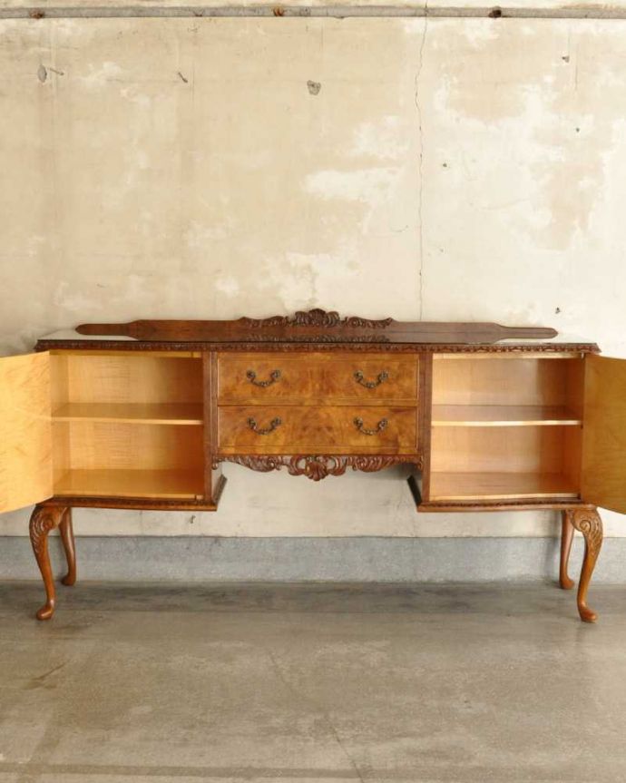 サイドボード　アンティーク家具　猫脚が美しいサイドボード、木目や透かし彫りから高級感溢れる英国アンティーク家具。扉の奥にはたっぷりの収納。(k-2249-f)