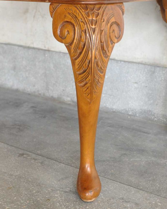 サイドボード　アンティーク家具　猫脚が美しいサイドボード、木目や透かし彫りから高級感溢れる英国アンティーク家具。女性1人でラクラク運べちゃう仕掛けHandleのアンティークは、脚の裏にフェルトキーパーをお付けしています。(k-2249-f)