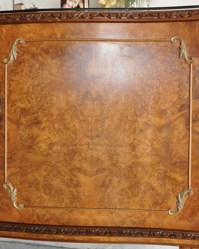 サイドボード　アンティーク家具　猫脚が美しいサイドボード、木目や透かし彫りから高級感溢れる英国アンティーク家具。至る所に繊細な彫いろんな彫のデザインがありますが、個人的に美しいと思える女性らしく優雅なデザインを選んできました。(k-2249-f)