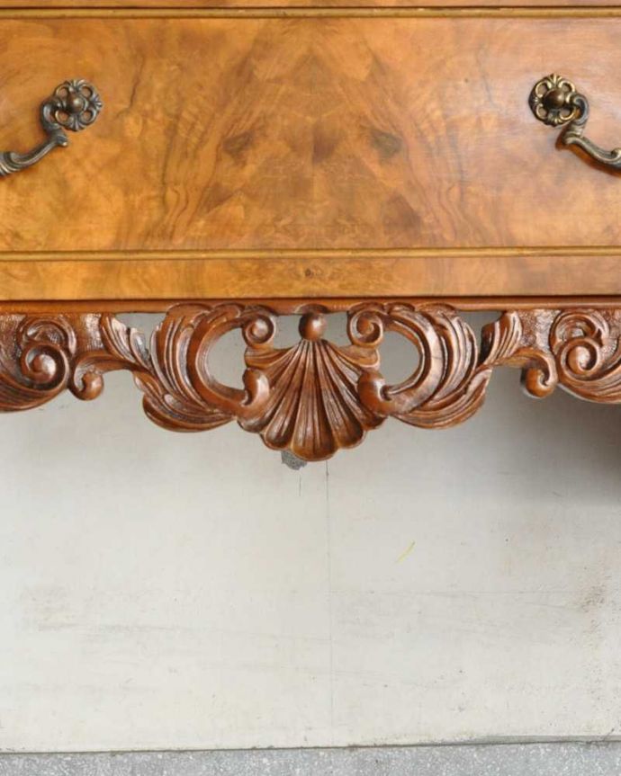 サイドボード　アンティーク家具　猫脚が美しいサイドボード、木目や透かし彫りから高級感溢れる英国アンティーク家具。引き出しの下には透かし彫り機械の発達していない時代に、どうやってカットしたんでしょう？美しい透かし彫りです。(k-2249-f)