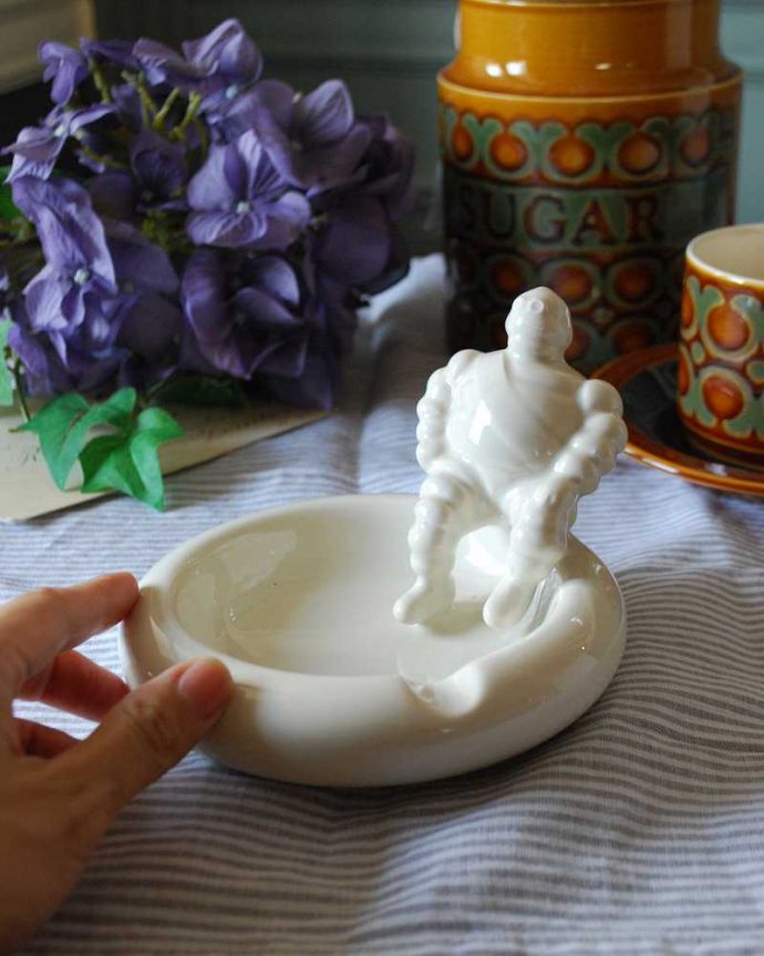 アンティーク その他の雑貨　アンティーク雑貨　イギリスヴィンテージ雑貨、ミシュランのアッシュトレイ（灰皿）。ショップやレストランでの喫煙ルームにも人気です。(k-2250-z)