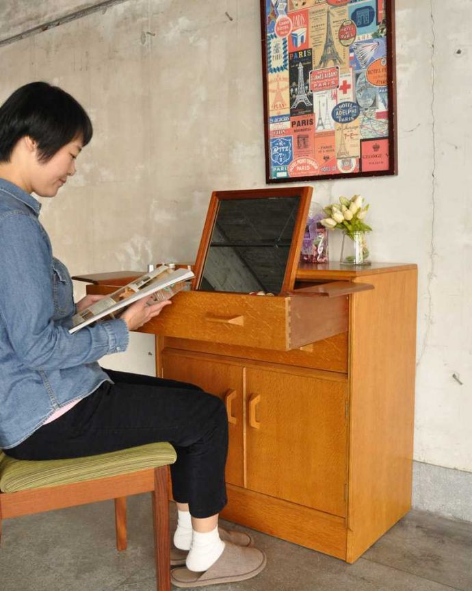 G-PLAN(Gプラン) アンティーク家具 北欧スタイルのヴィンテージ家具、ミラーもついてドレッサーにもなるサイドボード。実は・・・ミラーが隠れていますスッキリとしたデザインのサイドボード。(k-2252-f)