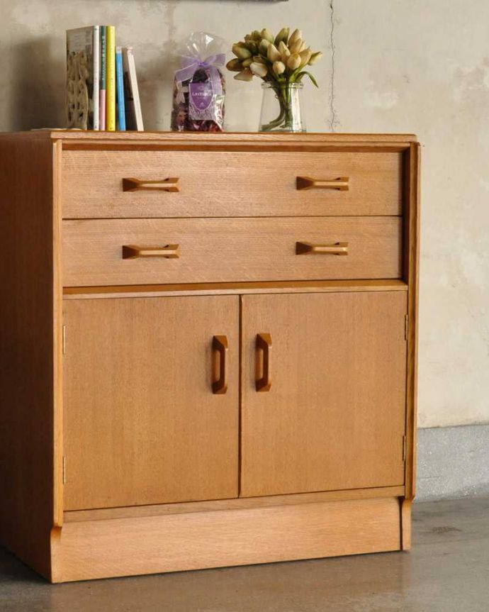 G-PLAN(Gプラン) アンティーク家具 北欧スタイルのヴィンテージ家具、ミラーもついてドレッサーにもなるサイドボード。扉の木目から伝わるあたたかさヴィンテージ家具らしいクールなデザイン。(k-2252-f)