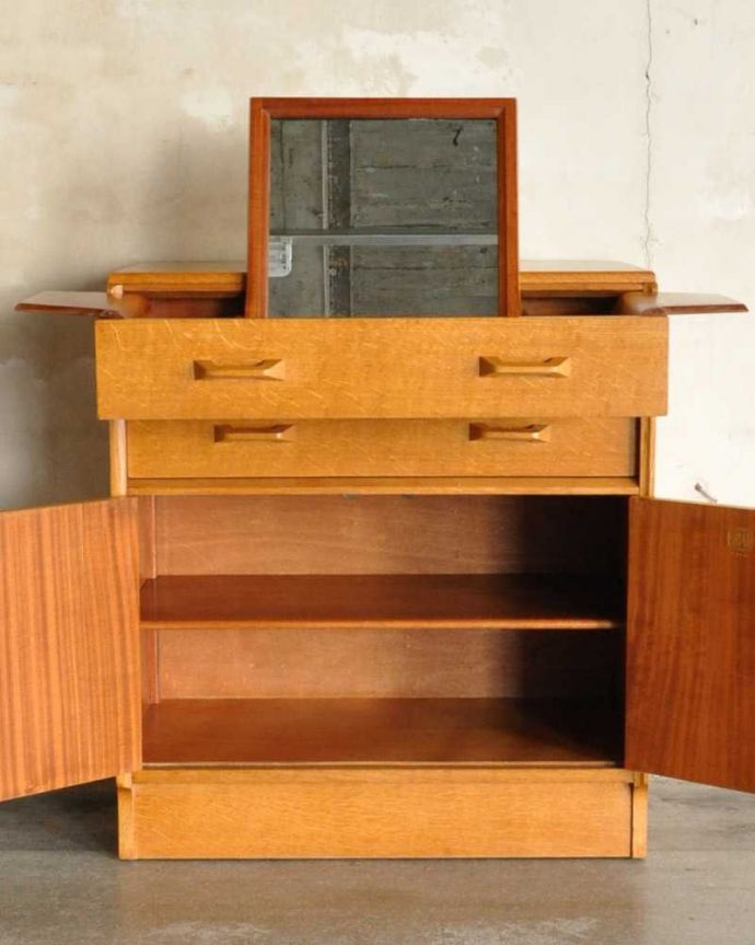 G-PLAN(Gプラン) アンティーク家具 北欧スタイルのヴィンテージ家具、ミラーもついてドレッサーにもなるサイドボード。見た目だけじゃなく収納力もバッチリの実力派ご希望の方にはさらにスッキリ収納できるようコード配線用の穴あけ加工を施してからお届けします(有料+3000円)お気軽にご連絡下さい。(k-2252-f)