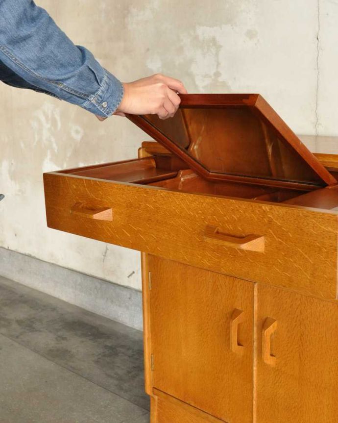 G-PLAN(Gプラン) アンティーク家具 北欧スタイルのヴィンテージ家具、ミラーもついてドレッサーにもなるサイドボード。簡単に開くことが出来ます簡単にミラーを広げることができちゃう優れもの。(k-2252-f)