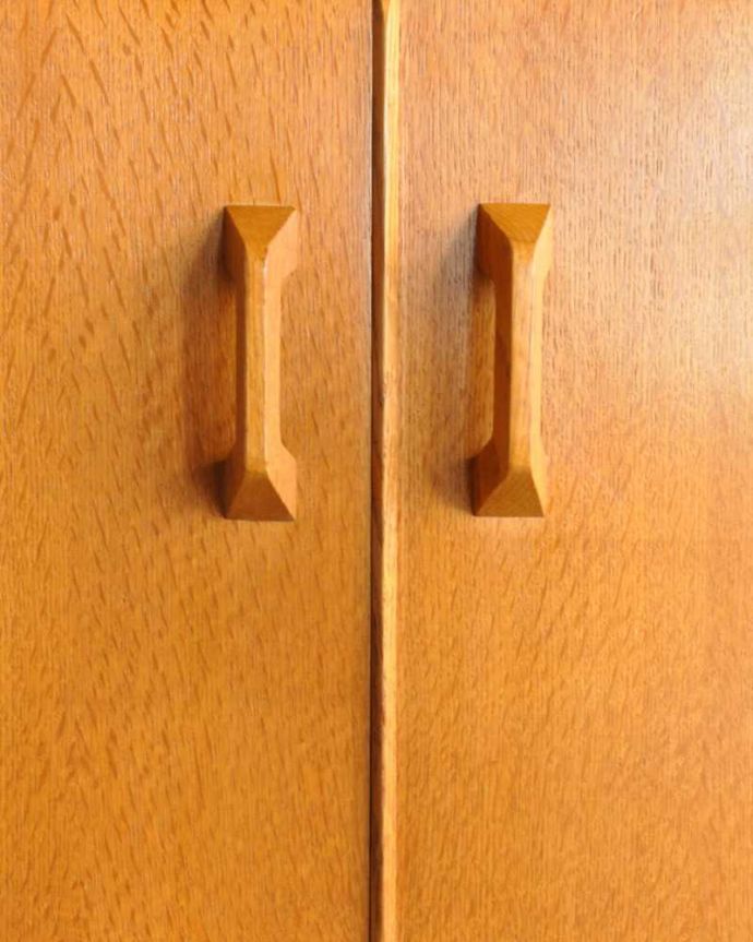 G-PLAN(Gプラン) アンティーク家具 北欧スタイルのヴィンテージ家具、ミラーもついてドレッサーにもなるサイドボード。取っ手もデザインの一部です。(k-2252-f)