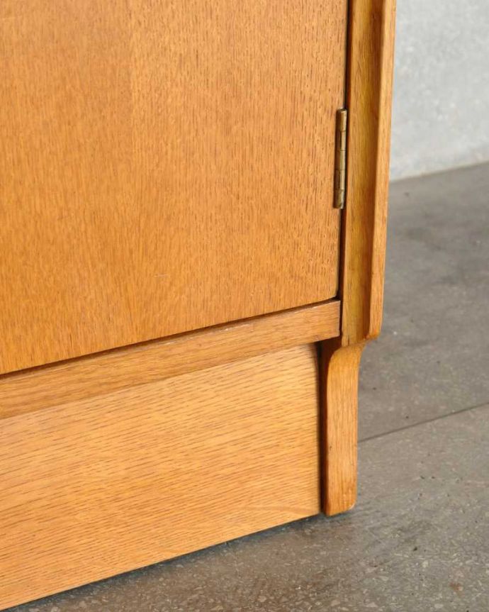 G-PLAN(Gプラン) アンティーク家具 北欧スタイルのヴィンテージ家具、ミラーもついてドレッサーにもなるサイドボード。スッキリとした脚の裏には…運びやすいようHandleのヴィンテージ家具の脚の裏にはフェルトキーパーをお付けしています。(k-2252-f)