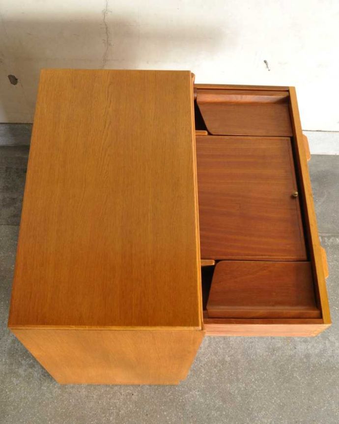 G-PLAN(Gプラン) アンティーク家具 北欧スタイルのヴィンテージ家具、ミラーもついてドレッサーにもなるサイドボード。天板の塗装もキレイに仕上げましたヴィンテージの家具は年代が若いので修復方法も様々。(k-2252-f)