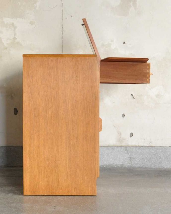 G-PLAN(Gプラン) アンティーク家具 北欧スタイルのヴィンテージ家具、ミラーもついてドレッサーにもなるサイドボード。横から見てもスッキリデザインスッキリとカッコいいヴィンテージ家具は、横から見た姿もスッキリ!風合いだけ残してキレイに修復しました。(k-2252-f)