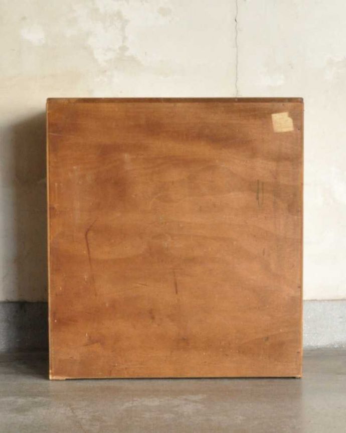 G-PLAN(Gプラン) アンティーク家具 北欧スタイルのヴィンテージ家具、ミラーもついてドレッサーにもなるサイドボード。もちろん後ろ姿もキレイですビンテージは新品ではないので、もちろん経年変化によるキズはありますが、アンティーク専門の職人がしっかり修復したので後ろ姿もキレイです。(k-2252-f)