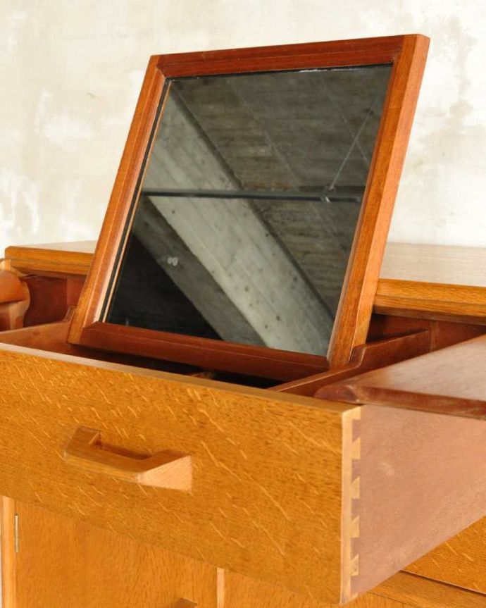 G-PLAN(Gプラン) アンティーク家具 北欧スタイルのヴィンテージ家具、ミラーもついてドレッサーにもなるサイドボード。お部屋も広く見せてくれます身だしなみを整えるのはもちろん、大きな鏡はお部屋を広く見せる効果があります。(k-2252-f)