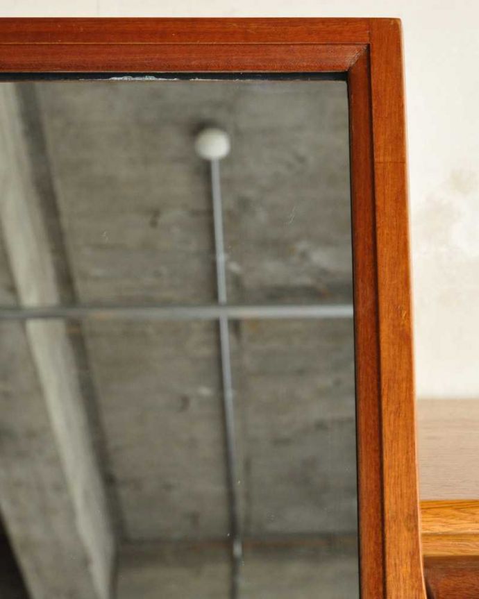 G-PLAN(Gプラン) アンティーク家具 北欧スタイルのヴィンテージ家具、ミラーもついてドレッサーにもなるサイドボード。ご希望の方には新しいミラーでお届けしますコンディションのいいアンティークのミラーですが、ご希望の方には新しいミラーに交換してお届けします(別途見積もり)ご注文の際お気軽にご連絡下さい。(k-2252-f)