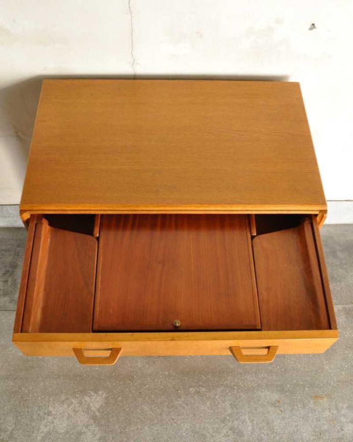 G-PLAN(Gプラン) アンティーク家具 北欧スタイルのヴィンテージ家具、ミラーもついてドレッサーにもなるサイドボード。ミラーを閉じるとこんな感じ引き出しの中のミラーはこんな風に収納されています。(k-2252-f)