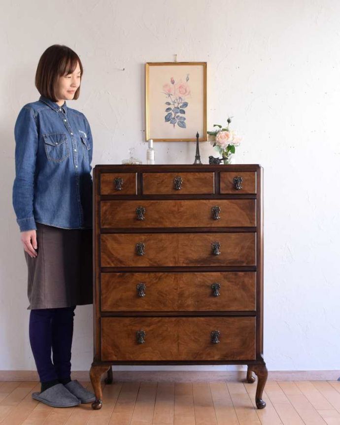 アンティークのチェスト　アンティーク家具　美しさを楽しめる英国アンティーク家具、こだわりの取っ手が付いたチェストオブドロワーズ 。大人の雰囲気漂う人気の英国チェストシンプルなデザインだからこそ木目の美しさが際立つチェスト。(k-2253-f)