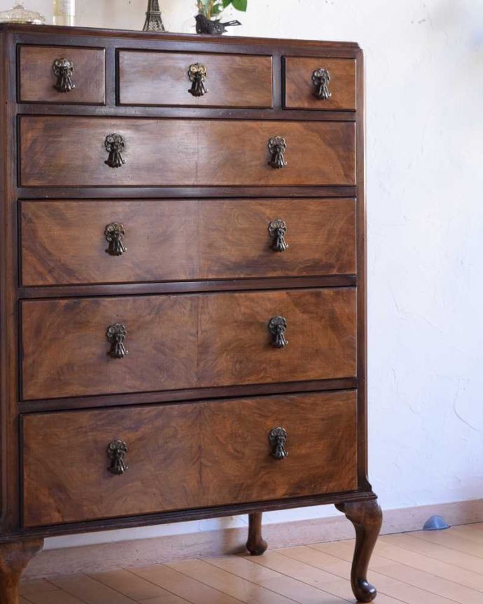 アンティークのチェスト　アンティーク家具　美しさを楽しめる英国アンティーク家具、こだわりの取っ手が付いたチェストオブドロワーズ 。アンティークだから手に入る質の良さ現代では手に入れることが出来ない質のいい素材が使われているのもアンティーク家具の特長。(k-2253-f)