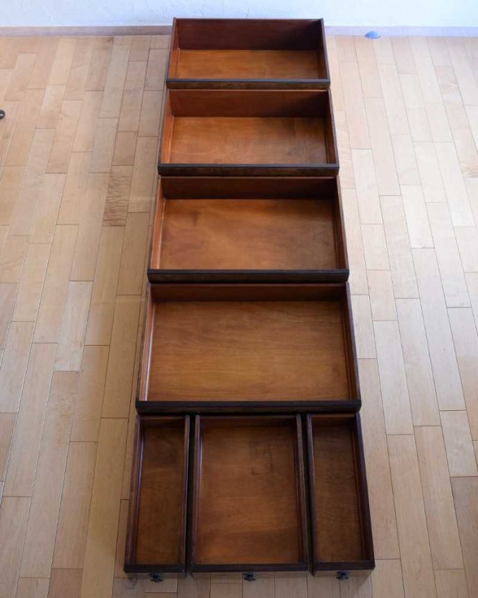 アンティークのチェスト　アンティーク家具　美しさを楽しめる英国アンティーク家具、こだわりの取っ手が付いたチェストオブドロワーズ 。引き出しの中もキレイに修復しましたお洋服を入れてもいいように、引き出しの中も専門の職人が時間をかけてしっかり修復しました。(k-2253-f)