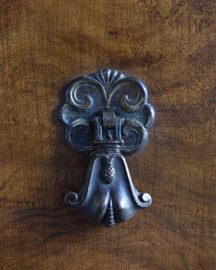 アンティークのチェスト　アンティーク家具　美しさを楽しめる英国アンティーク家具、こだわりの取っ手が付いたチェストオブドロワーズ 。アンティークらしい取っ手アンティーク家具は取っ手のデザインまで、なんだか高級感があるんですよね。(k-2253-f)