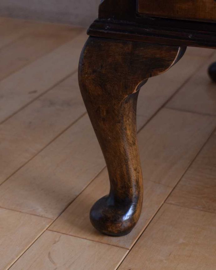 アンティークのチェスト　アンティーク家具　美しさを楽しめる英国アンティーク家具、こだわりの取っ手が付いたチェストオブドロワーズ 。女性1人でラクラク運べちゃう仕掛けHandleのアンティークは、脚の裏にフェルトキーパーをお付けしています。(k-2253-f)