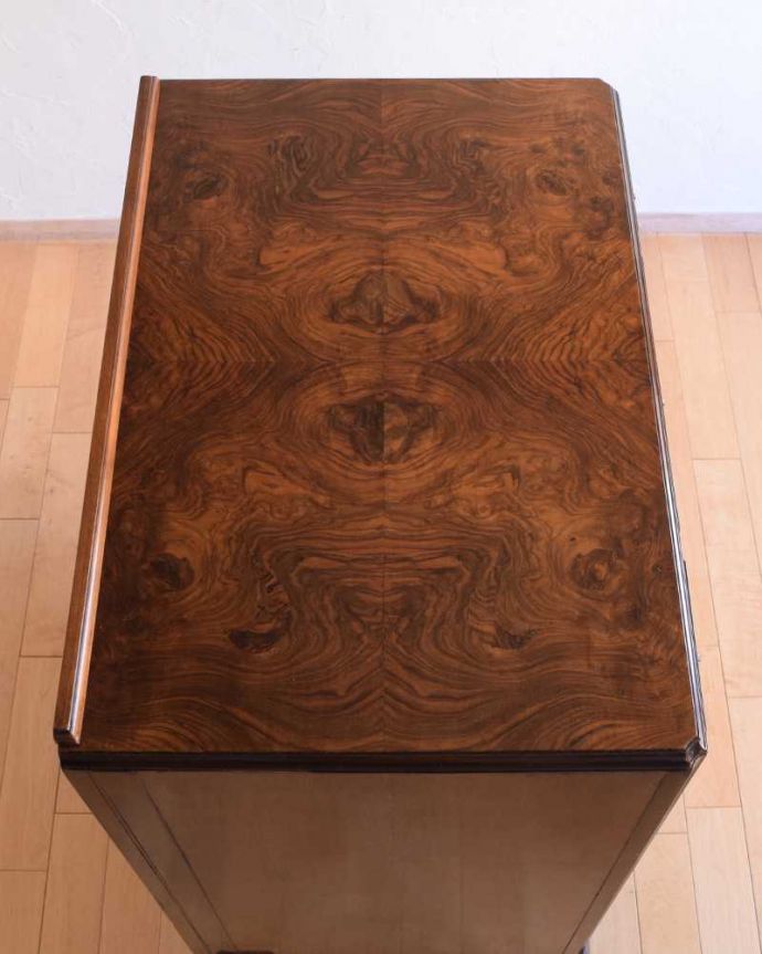 アンティークのチェスト　アンティーク家具　美しさを楽しめる英国アンティーク家具、こだわりの取っ手が付いたチェストオブドロワーズ 。ピカピカに仕上げましたHandleでは修復の時、天板の塗装も一度剥離してキレイに仕上げました。(k-2253-f)