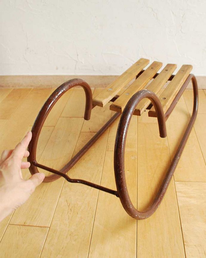 アンティーク その他の雑貨　アンティーク雑貨　見ているだけでホッコリしちゃう･･･アンティークのソリ。前から見ると･･･真ん中の部分にヒモを引っ掛けて引っ張っていたソリ。(k-2253-z)