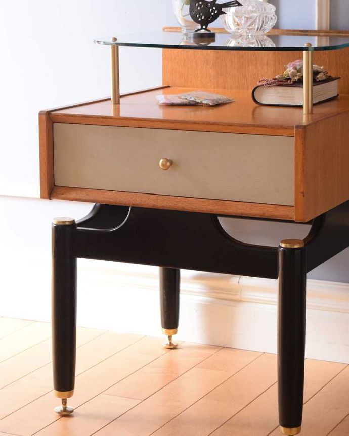 G-PLAN(Gプラン)　アンティーク家具　寝室で使えるヴィンテージ家具、G-planのサイドテーブル。見えない所もこだわっていますヴィンテージの家具は年代が若いので簡単な修復だけでも使えますが、アンティーク家具専門店らしく長く使って頂けるよう、しっかり修復しています。(k-2254-f)