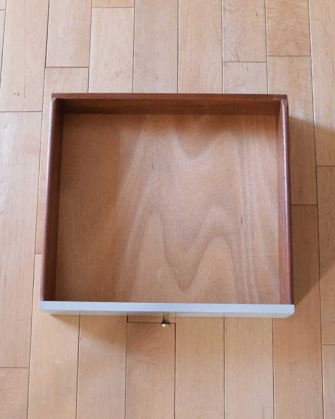 G-PLAN(Gプラン)　アンティーク家具　寝室で使えるヴィンテージ家具、G-planのサイドテーブル。引き出しの中もキレイですもちろん引き出しの中も専門の職人がキレイに修復したので、とってもキレイです。(k-2254-f)