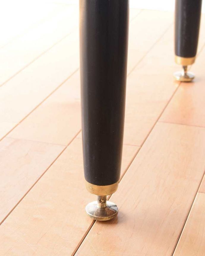 G-PLAN(Gプラン)　アンティーク家具　寝室で使えるヴィンテージ家具、G-planのサイドテーブル。女性1人でラクラク運べちゃう仕掛けHandleのアンティークは、脚の裏にフェルトキーパーをお付けしています。(k-2254-f)