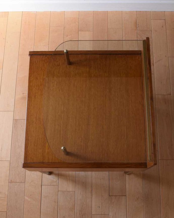 G-PLAN(Gプラン)　アンティーク家具　寝室で使えるヴィンテージ家具、G-planのサイドテーブル。上から見ると･･･天板はこんな感じです。(k-2254-f)