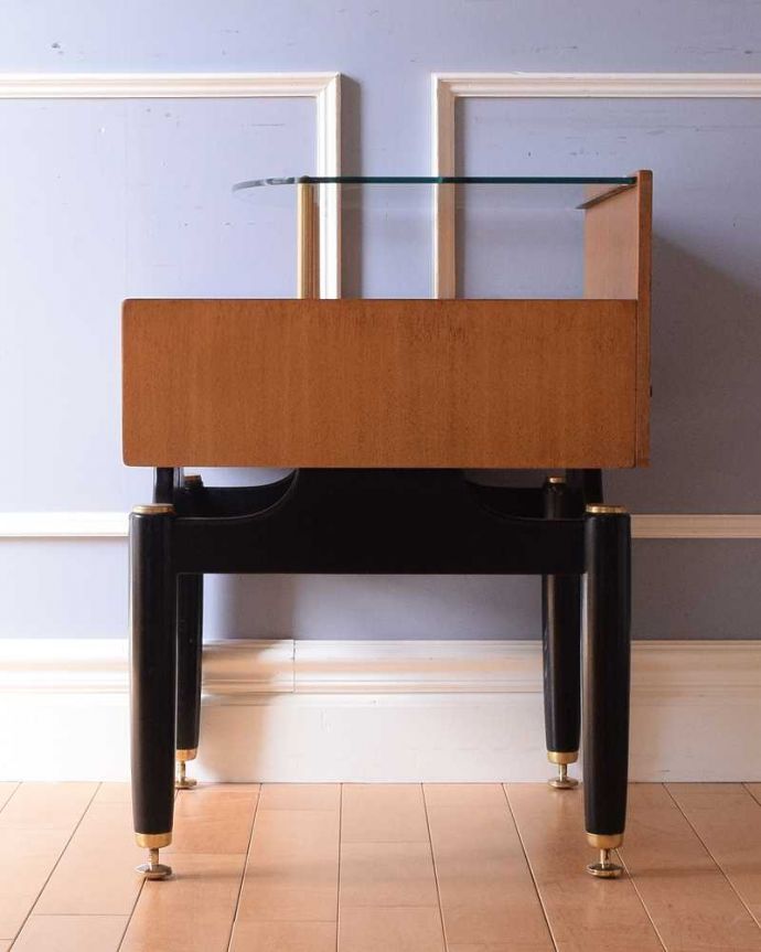 G-PLAN(Gプラン)　アンティーク家具　寝室で使えるヴィンテージ家具、G-planのサイドテーブル。横から見てもステキ横から見てもスッキリとしてカッコいい！。(k-2254-f)